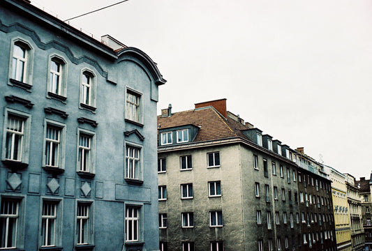 KOLME VÄRVIGA MAJAD