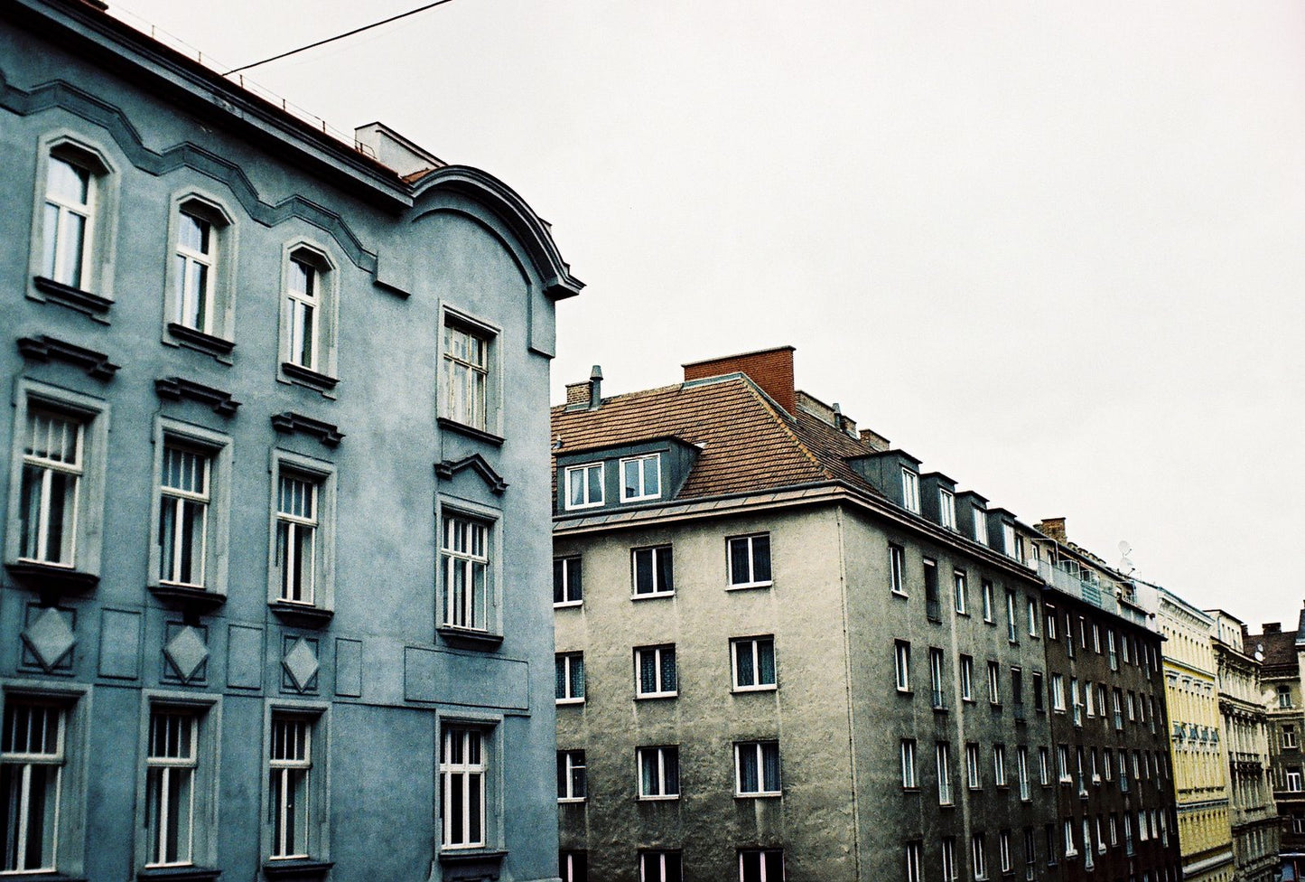  KOLME VÄRVIGA MAJAD